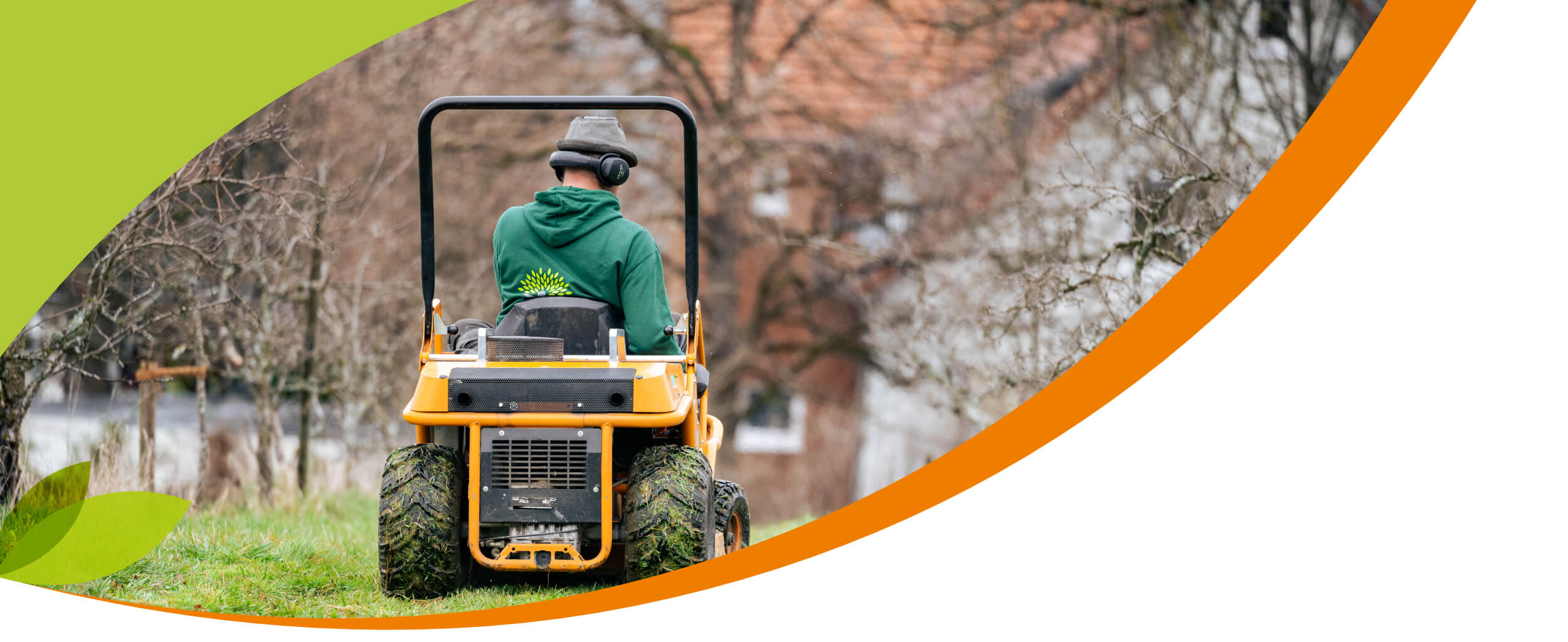 FAIRGR&Uuml;N Mitarbeiter auf Rasenm&auml;her